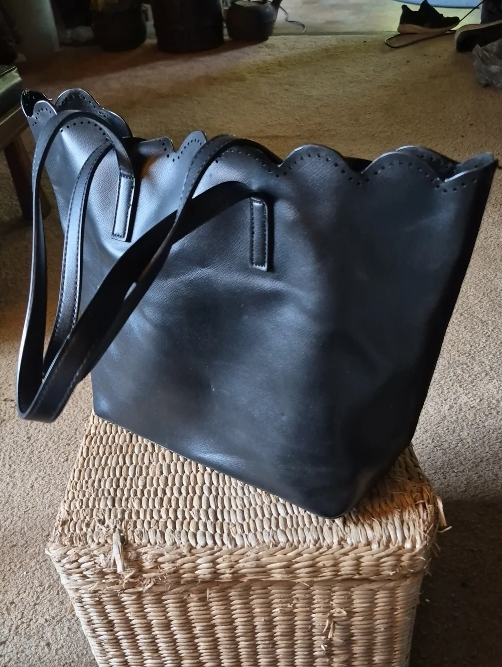Black Scalloped-Top Tote Bag - Classic Women's Everyday Bag